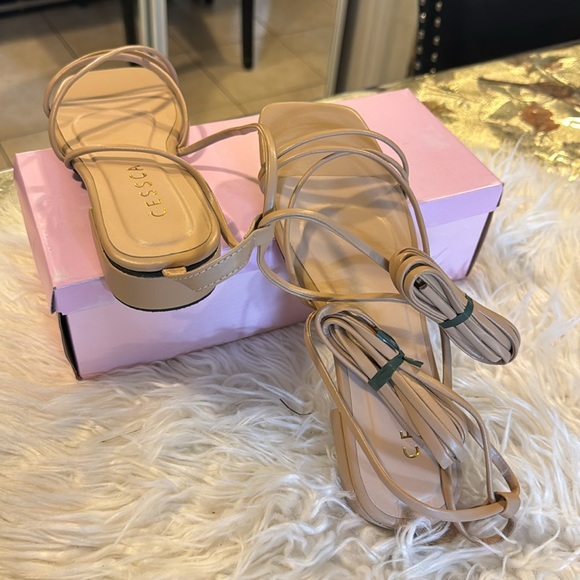 LOW HEEL FLAT SANDALS SIZE 7NEW NEVER WORN - Picture 3 of 3